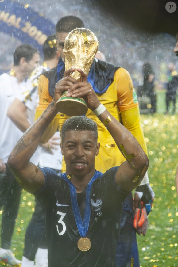 Presnel Kimpembe champion du monde avec la France, avec le trophée à l'issue de la finale de la Coupe du Monde de Football 2018 en Russie à Moscou. © Moreau-Perusseau / Bestimage