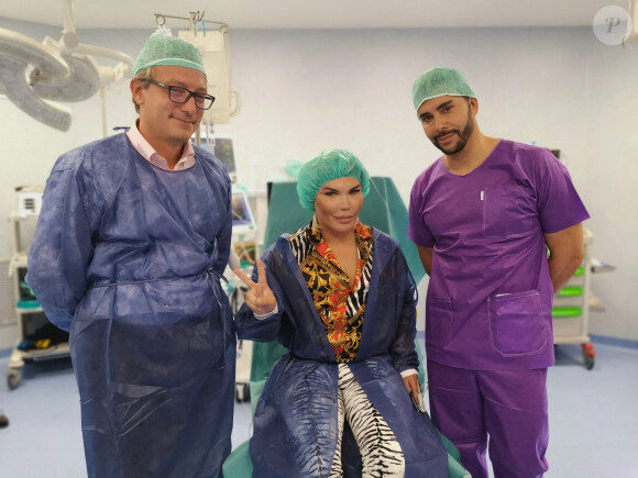 Rodrigo Alves, le Ken humain, en pleine intervention chirurgicale à Milan. Le 16 octobre 2019. @AWP/Splash News/ABACAPRESS.COM