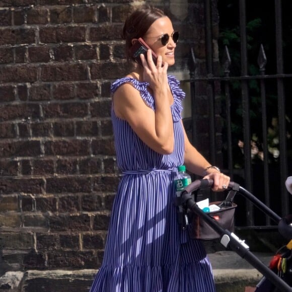 Exclusif - Pippa Middleton avec son bébé Arthur dans les rues de Londres, le 21 août 2019.