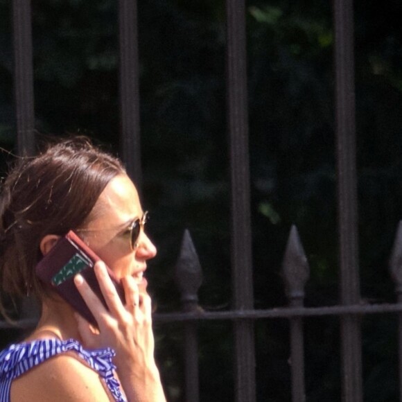 Exclusif - Pippa Middleton avec son bébé Arthur dans les rues de Londres, le 21 août 2019.