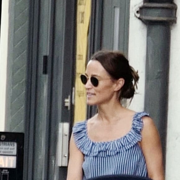 Exclusif - Pippa Middleton avec son bébé Arthur dans les rues de Londres, le 21 août 2019.