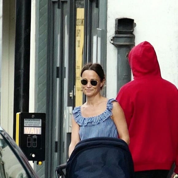 Exclusif - Pippa Middleton avec son bébé Arthur dans les rues de Londres, le 21 août 2019.