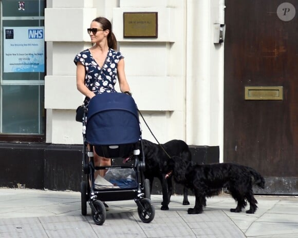 Exclusif - Pippa Middleton promenant son fils Arthur et ses chiens dans les rues de Chelsea à Londres le 11 juillet 2019.