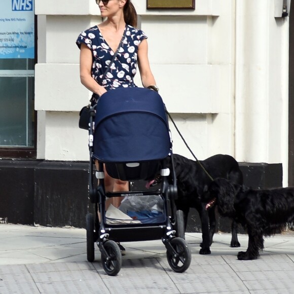 Exclusif - Pippa Middleton promenant son fils Arthur et ses chiens dans les rues de Chelsea à Londres le 11 juillet 2019.
