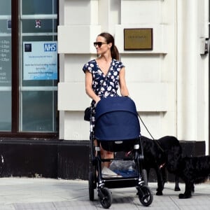 Exclusif - Pippa Middleton promenant son fils Arthur et ses chiens dans les rues de Chelsea à Londres le 11 juillet 2019.