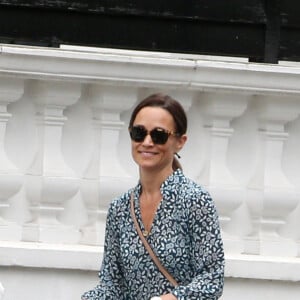 Exclusif - Pippa Middleton avec son fils Arthur en poussette à Londres, le 27 juin 2019.