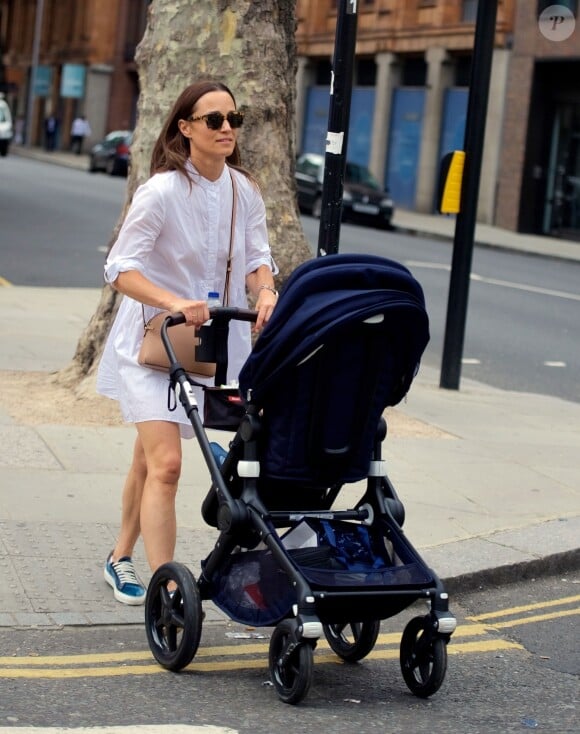 Exclusif - Pippa Middleton promène son fils Arthur en poussette dans les rues de Londres, le 24 juin 2019.