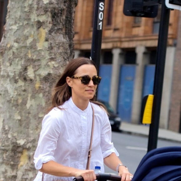 Exclusif - Pippa Middleton promène son fils Arthur en poussette dans les rues de Londres, le 24 juin 2019.