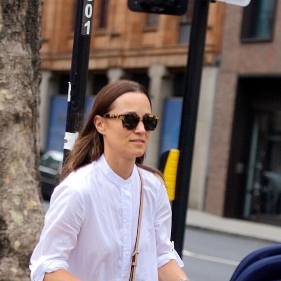 Exclusif - Pippa Middleton promène son fils Arthur en poussette dans les rues de Londres, le 24 juin 2019.