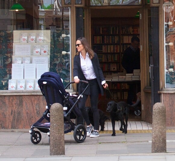 Exclusif - Pippa Middleton s'arrête dans une librairie de Londres avec son fils Arthur et ses deux chiens le 1er mai 2019.