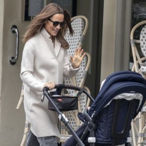 Pippa Middleton en promenade avec son fils Arthur dans sa poussette le 15 octobre 2019 à Londres, le jour même du 1er anniversaire du petit garçon.
