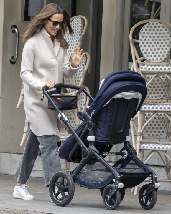 Pippa Middleton en promenade avec son fils Arthur dans sa poussette le 15 octobre 2019 à Londres, le jour même du 1er anniversaire du petit garçon.