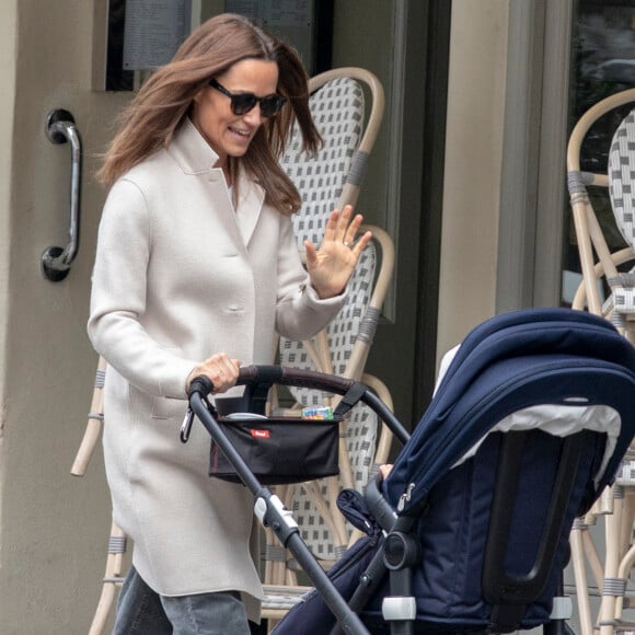 Pippa Middleton en promenade avec son fils Arthur dans sa poussette le 15 octobre 2019 à Londres, le jour même du 1er anniversaire du petit garçon.