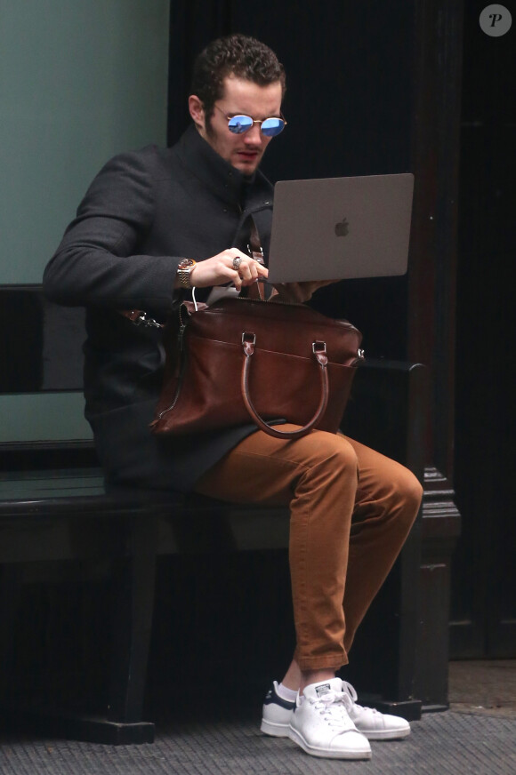 Exclusif - Louis Sarkozy consulte son ordinateur sur un banc à New York le 3 novembre 2017.