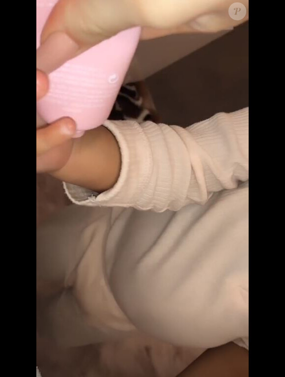 Stormi teste les produits Kylie Skin sur Instagram, le 29 octobre 2019.