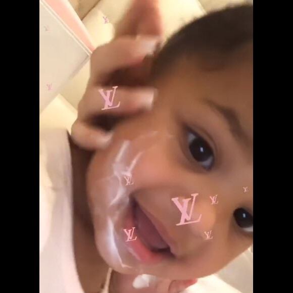 Stormi teste les produits Kylie Skin sur Instagram, le 29 octobre 2019.