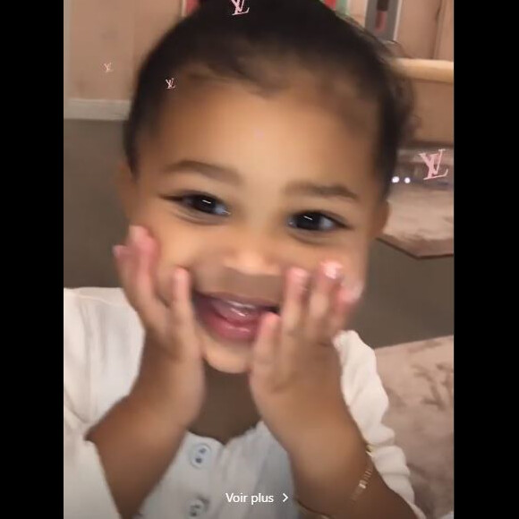 Stormi teste les produits Kylie Skin sur Instagram, le 29 octobre 2019.