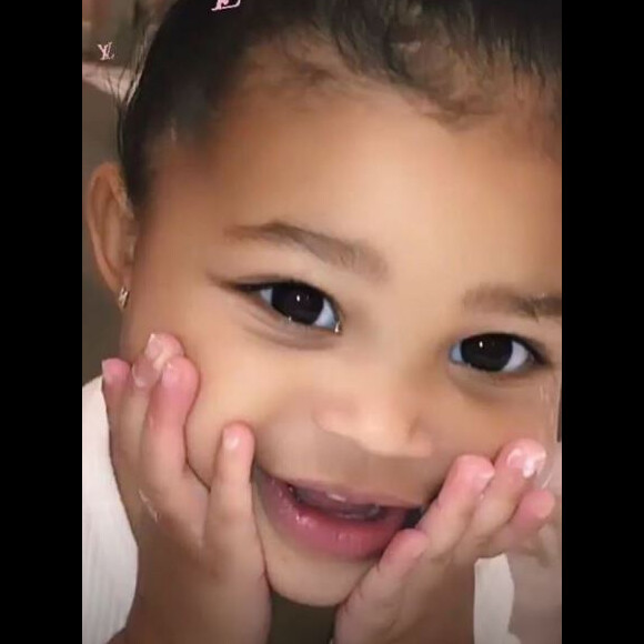 Stormi teste les produits Kylie Skin sur Instagram, le 29 octobre 2019.