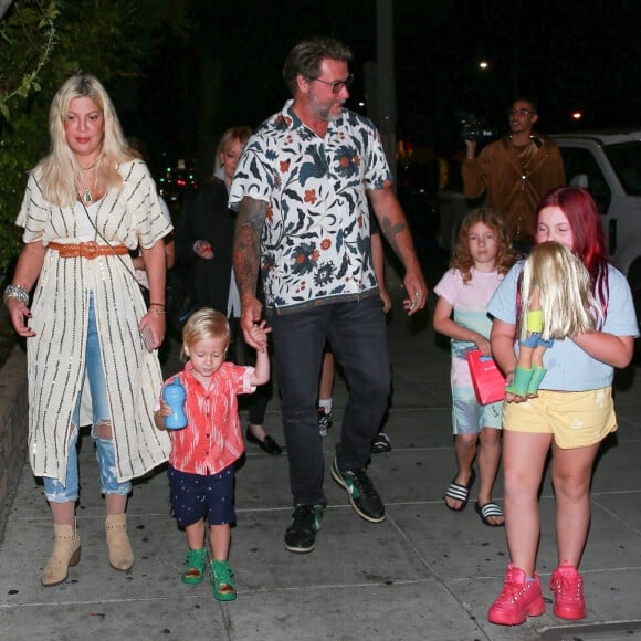 Exclusif - Tori Spelling et Dean McDermott fêtent en famille le 8ème aniversaire de leur fille Hattie au restaurant japonais "Matsuhisa" dans le quartier de Beverly Hills à Los Angeles, le 13 octobre 2019.