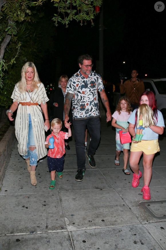 Exclusif - Tori Spelling et Dean McDermott fêtent en famille le 8ème aniversaire de leur fille Hattie au restaurant japonais "Matsuhisa" dans le quartier de Beverly Hills à Los Angeles, le 13 octobre 2019.