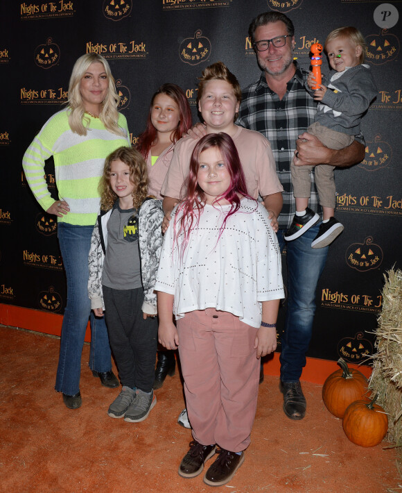 Tori Spelling avec son mari Dean McDermott et leurs enfants Finn, Hattie, Stella, Liam et Beau au photocall de "Nights of the Jack's Friends & Family" à Los Angeles, le 2 octobre 2019.