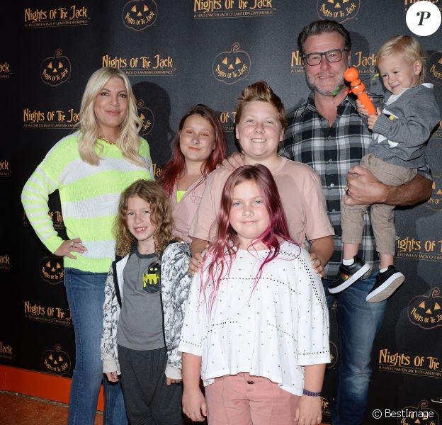Tori Spelling avec son mari Dean McDermott et leurs enfants Finn, Hattie, Stella, Liam et Beau au photocall de "Nights of the Jack's Friends &amp; Family" à Los Angeles, le 2 octobre 2019.