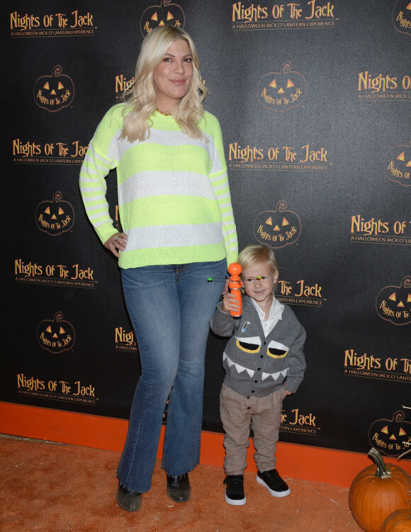 Tori Spelling et son fils Beau Dean McDermott au photocall de "Nights of the Jack's Friends & Family" à Los Angeles, le 2 octobre 2019.