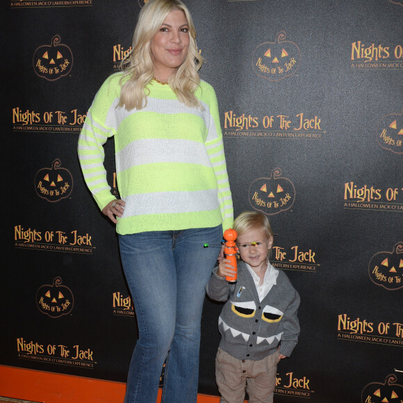 Tori Spelling et son fils Beau Dean McDermott au photocall de "Nights of the Jack's Friends & Family" à Los Angeles, le 2 octobre 2019.