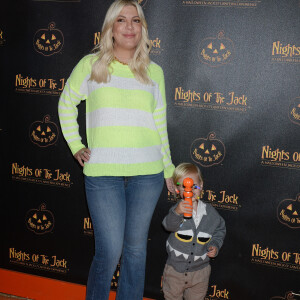 Tori Spelling et son fils Beau Dean McDermott au photocall de "Nights of the Jack's Friends & Family" à Los Angeles, le 2 octobre 2019.