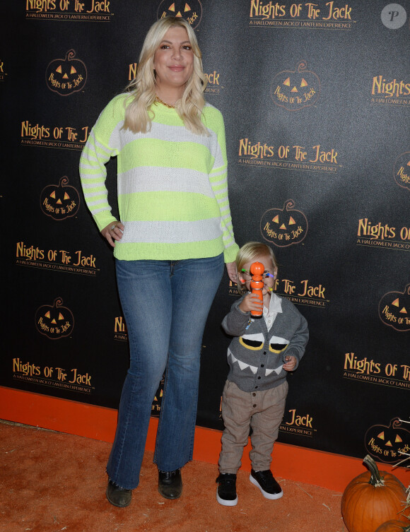 Tori Spelling et son fils Beau Dean McDermott au photocall de "Nights of the Jack's Friends & Family" à Los Angeles, le 2 octobre 2019.