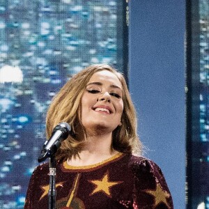 Adele sur la scène de l'O2 Arena lors de la cérémonie des BRIT Awards 2016 à Londres, le 24 février 2016.