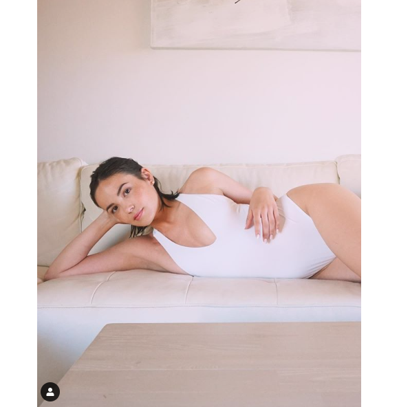 Agathe Auproux, sublime sirène en maillot de bain blanc. Juin 2019.