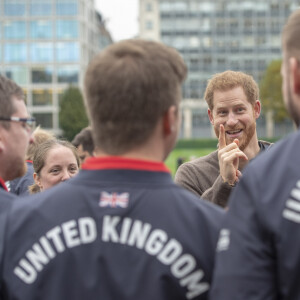 Le prince Harry, duc de Sussex, rencontre l'équipe représentant l'Angleterre aux Invictus Games 2019 à La Haye. Londres, le 29 octobre 2019.