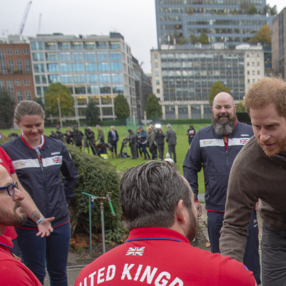 Le prince Harry, duc de Sussex, rencontre l'équipe représentant l'Angleterre aux Invictus Games 2019 à La Haye. Londres, le 29 octobre 2019.