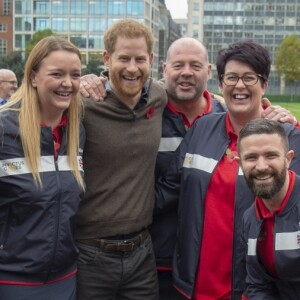 Le prince Harry et l'athlète Lynsey Kelly (la femme brune aux lunettes) - Présentation de l'équipe représentant l'Angleterre aux Invictus Games 2019 à La Haye. Londres, le 29 octobre 2019.