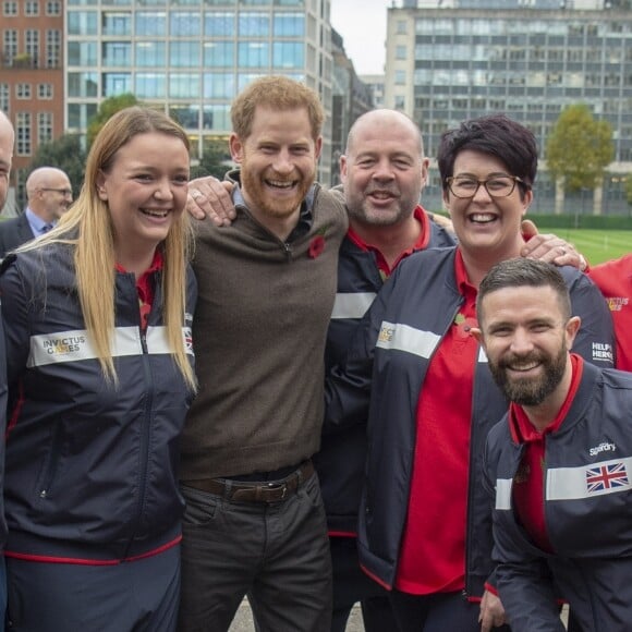 Le prince Harry et l'athlète Lynsey Kelly (la femme brune aux lunettes) - Présentation de l'équipe représentant l'Angleterre aux Invictus Games 2019 à La Haye. Londres, le 29 octobre 2019.