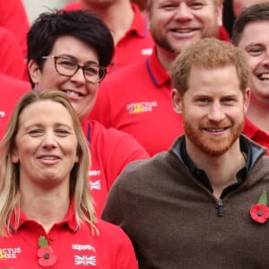 Le prince Harry et l'athlète Lynsey Kelly (la femme brune aux lunettes) - Présentation de l'équipe représentant l'Angleterre aux Invictus Games 2019 à La Haye. Londres, le 29 octobre 2019.