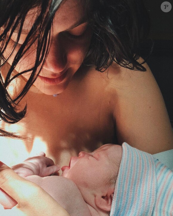 La chanteuse et comédienne Soko pose sur Instagram avec son fils Indigo, né en novembre 2018.