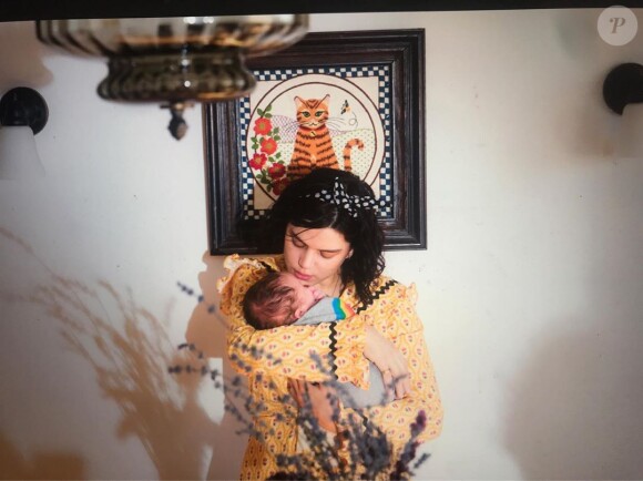 La chanteuse et comédienne Soko pose sur Instagram avec son fils Indigo, né en novembre 2018.