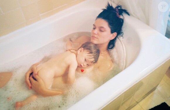 La chanteuse et comédienne Soko pose sur Instagram avec son fils Indigo, né en novembre 2018.