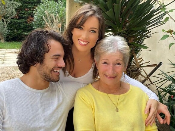 Elsa Esnoult avec Anthony Colette et sa grand-mère, le 30 octobre 2019, sur Instagram