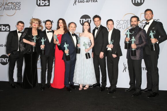 Brian Tarantina (3e en p. de la droite) aux côtés de Rachel Brosnahan et de toute l'équipe de la série The Marvelous Mrs. Maisel le 27 janvier 2019 à Los Angeles, récompensés du Screen Actors Guild Award de la Meilleure distribution dans une série comique. Brian Tarantina est mort le 3 novembre 2019 à 60 ans.