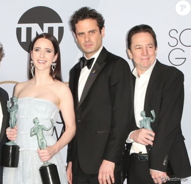 Brian Tarantina (3e en p. de la droite) aux côtés de Rachel Brosnahan et de toute l'équipe de la série The Marvelous Mrs. Maisel le 27 janvier 2019 à Los Angeles, récompensés du Screen Actors Guild Award de la Meilleure distribution dans une série comique. Brian Tarantina est mort le 3 novembre 2019 à 60 ans.