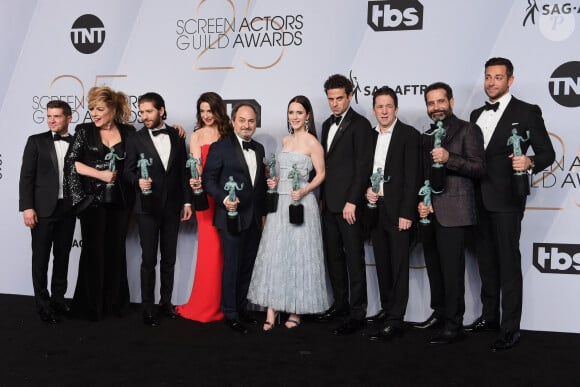 Brian Tarantina (3e en p. de la droite) avec Rachel Brosnahan et toute l'équipe de la série The Marvelous Mrs. Maisel le 27 janvier 2019 à Los Angeles, récompensés du Screen Actors Guild Award de la Meilleure distribution dans une série comique. Brian Tarantina est décédé le 3 novembre 2019 à 60 ans.