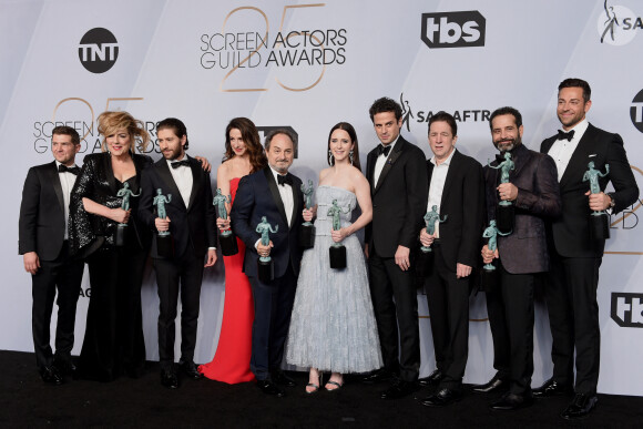 Brian Tarantina (3e en p. de la droite) avec Rachel Brosnahan et toute l'équipe de la série The Marvelous Mrs. Maisel le 27 janvier 2019 à Los Angeles, récompensés du Screen Actors Guild Award de la Meilleure distribution dans une série comique. Brian Tarantina est décédé le 3 novembre 2019 à 60 ans.