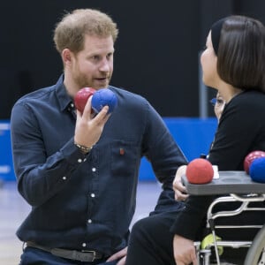 Le prince Harry, duc de Sussex, le 2 novembre 2019 à Tokyo lors de sa rencontre avec des élèves et des athlètes handicapés de la Nippon Foundation Para Arena prétendant à une place en sélection pour les Jeux paralympiques.