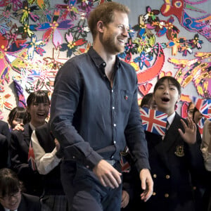 Le prince Harry, duc de Sussex, le 2 novembre 2019 à Tokyo lors de sa rencontre avec des élèves et des athlètes handicapés de la Nippon Foundation Para Arena prétendant à une place en sélection pour les Jeux paralympiques.