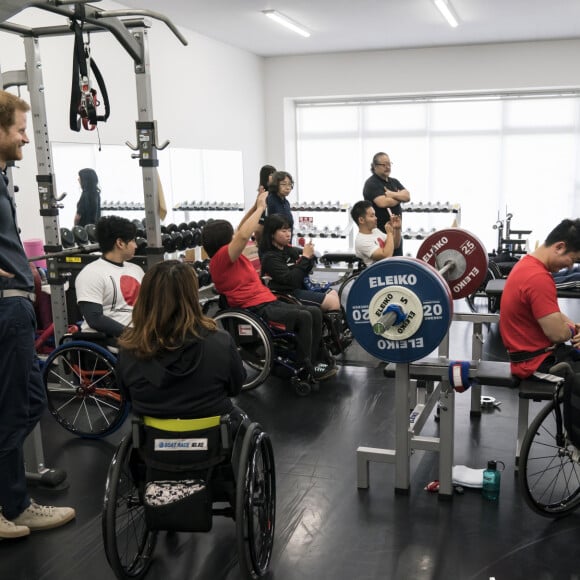 Le prince Harry, duc de Sussex, le 2 novembre 2019 à Tokyo lors de sa rencontre avec des élèves et des athlètes handicapés de la Nippon Foundation Para Arena prétendant à une place en sélection pour les Jeux paralympiques.