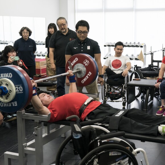 Le prince Harry, duc de Sussex, le 2 novembre 2019 à Tokyo lors de sa rencontre avec des élèves et des athlètes handicapés de la Nippon Foundation Para Arena prétendant à une place en sélection pour les Jeux paralympiques.