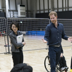 Le prince Harry, duc de Sussex, le 2 novembre 2019 à Tokyo lors de sa rencontre avec des élèves et des athlètes handicapés de la Nippon Foundation Para Arena prétendant à une place en sélection pour les Jeux paralympiques.